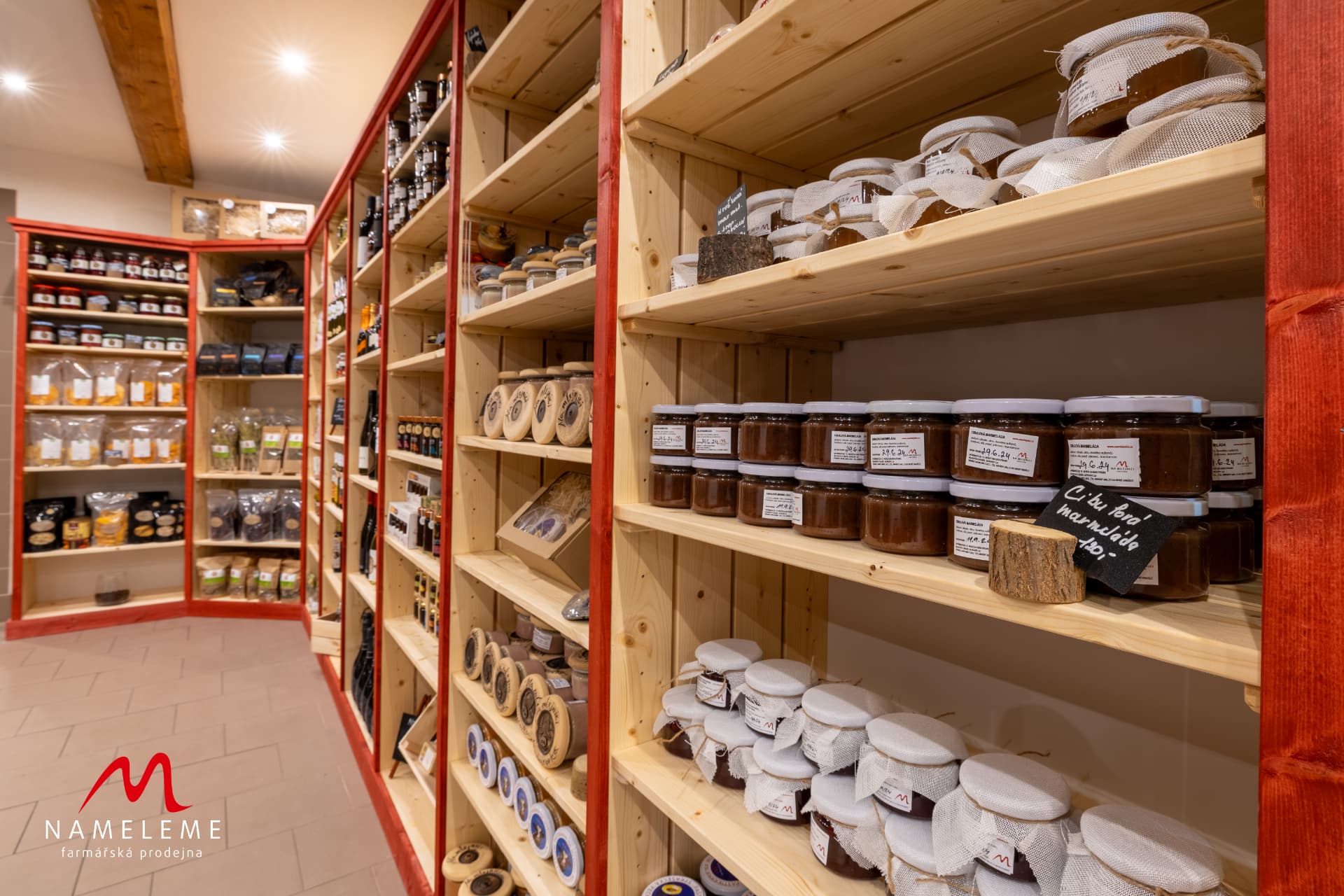 Detail regálu s lokálními produkty ve farmářské prodejně Nameleme