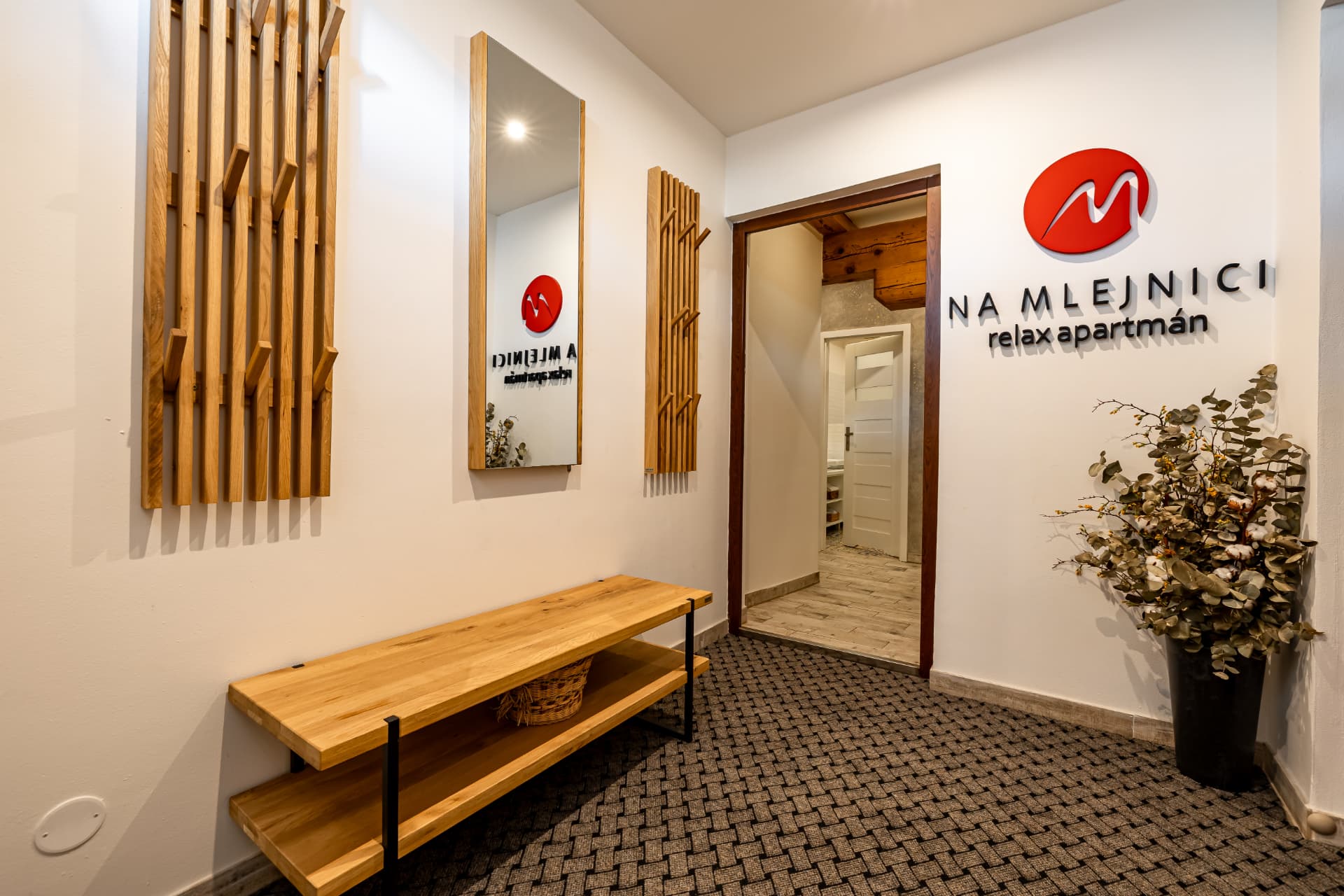 Předsíň Relax Apartmánu na Rakovníku s logem