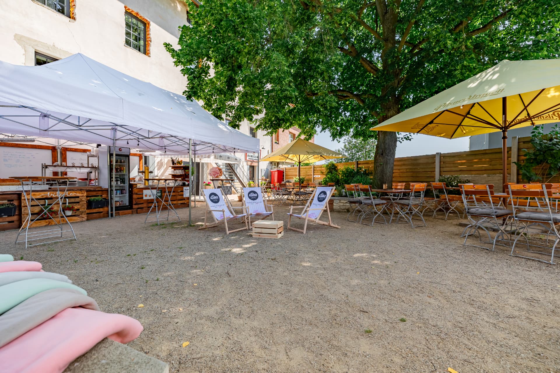 Venkovní bar na zahrádce bistra Nameleme