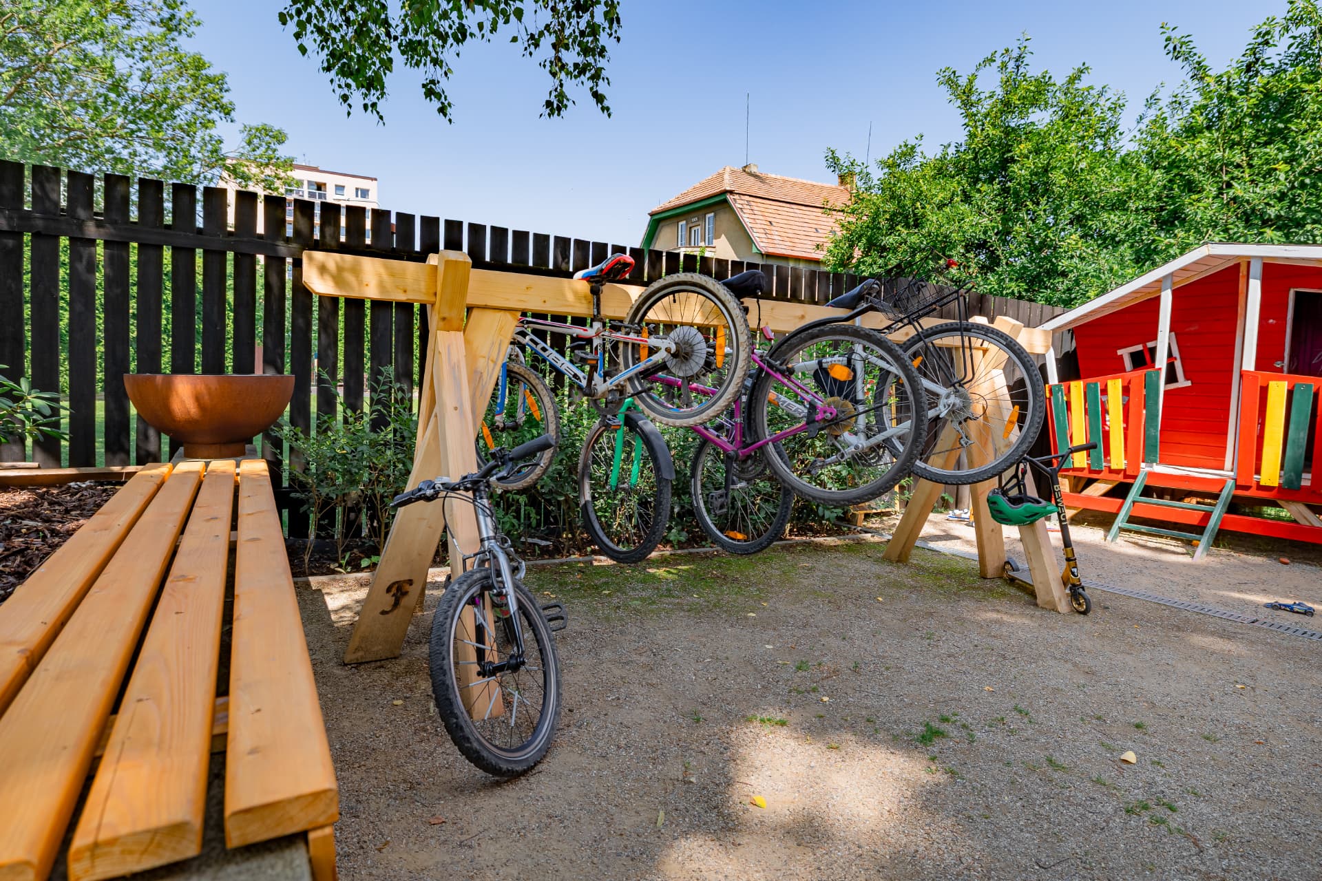 Stojan na kola u bistra Nameleme pro cyklisty